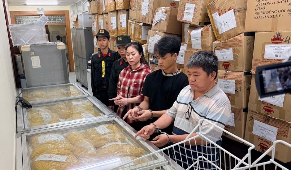 Công an TP.HCM vừa bắt 2 vợ chồng chủ lò sản xuất, tiêu thụ 2.800 tấn mì tươi pha lẫn hóa chất hàn the,..