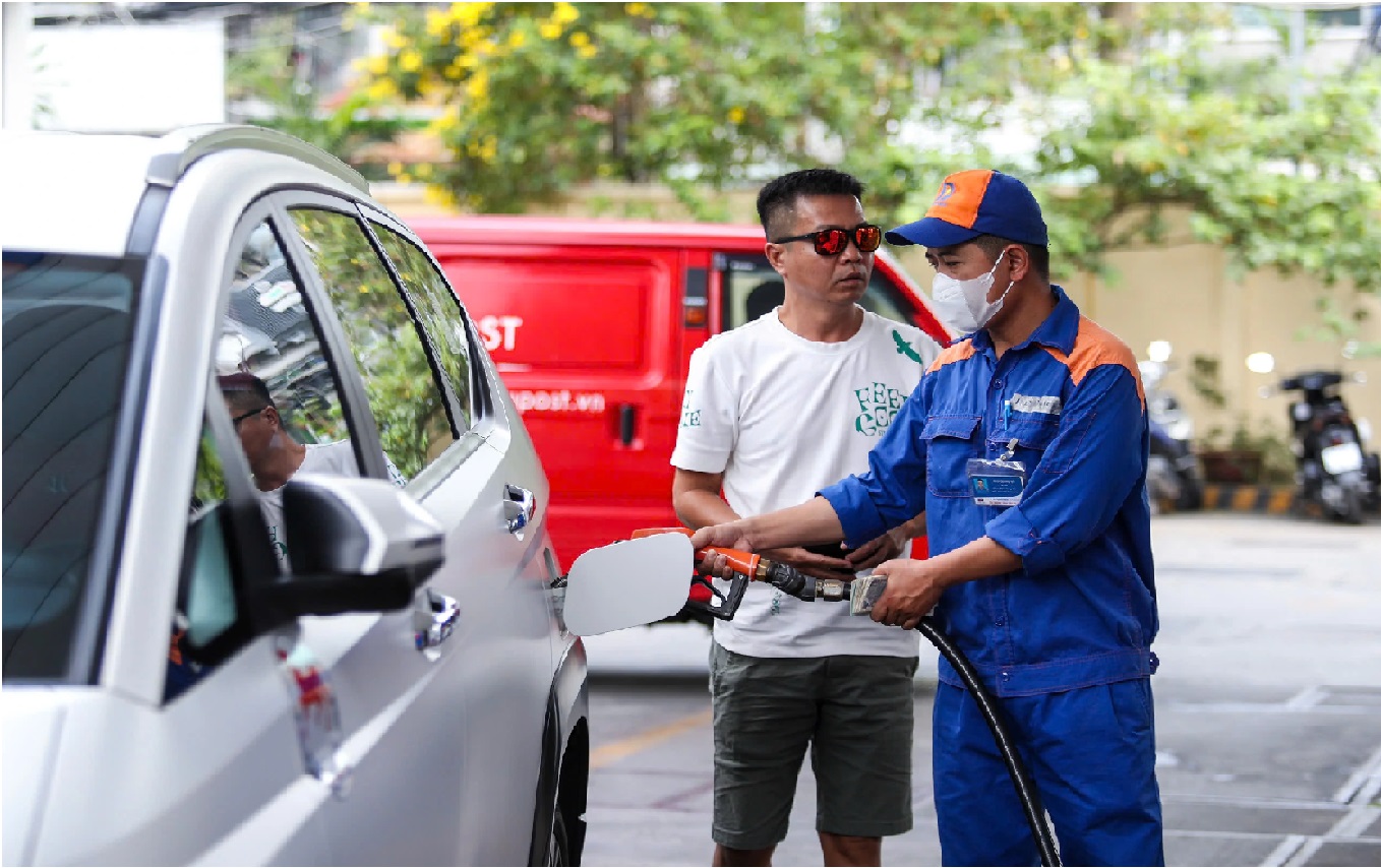 Theo đại diện Hiệp hội Các nhà sản xuất ô tô Việt Nam, các dòng xe đời mới có mức độ tương thích cao với xăng sinh học E10 trong khi các xe đời cũ cần...