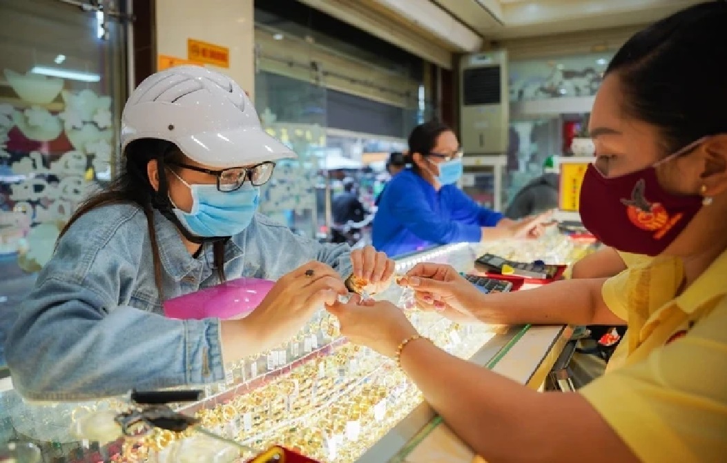 Từ ngày 1.7, hoạt động mua bán vàng miếng phải chịu thuế TNCN với mức thuế suất 0,1%. Bộ Tài chính khẳng định, mua bán vàng miếng chưa bị tính thuế.