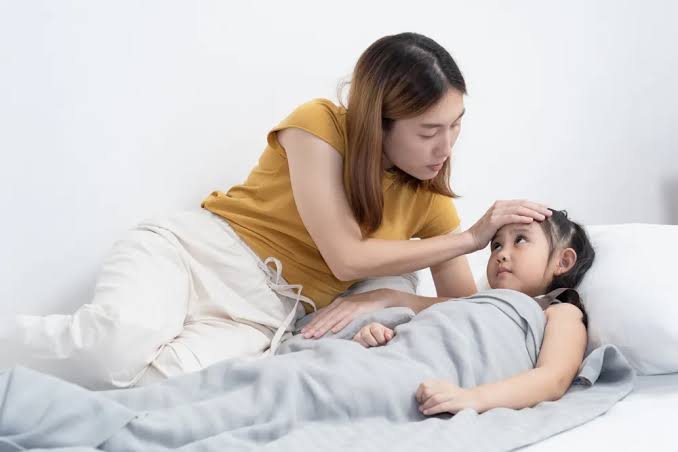 Sốt xuất huyết đang có nguy cơ ‘đạt đỉnh’ và không còn là bệnh chủ yếu ở trẻ nhỏ, cảnh báo cả trẻ em lẫn người lớn đều không được chủ quan.