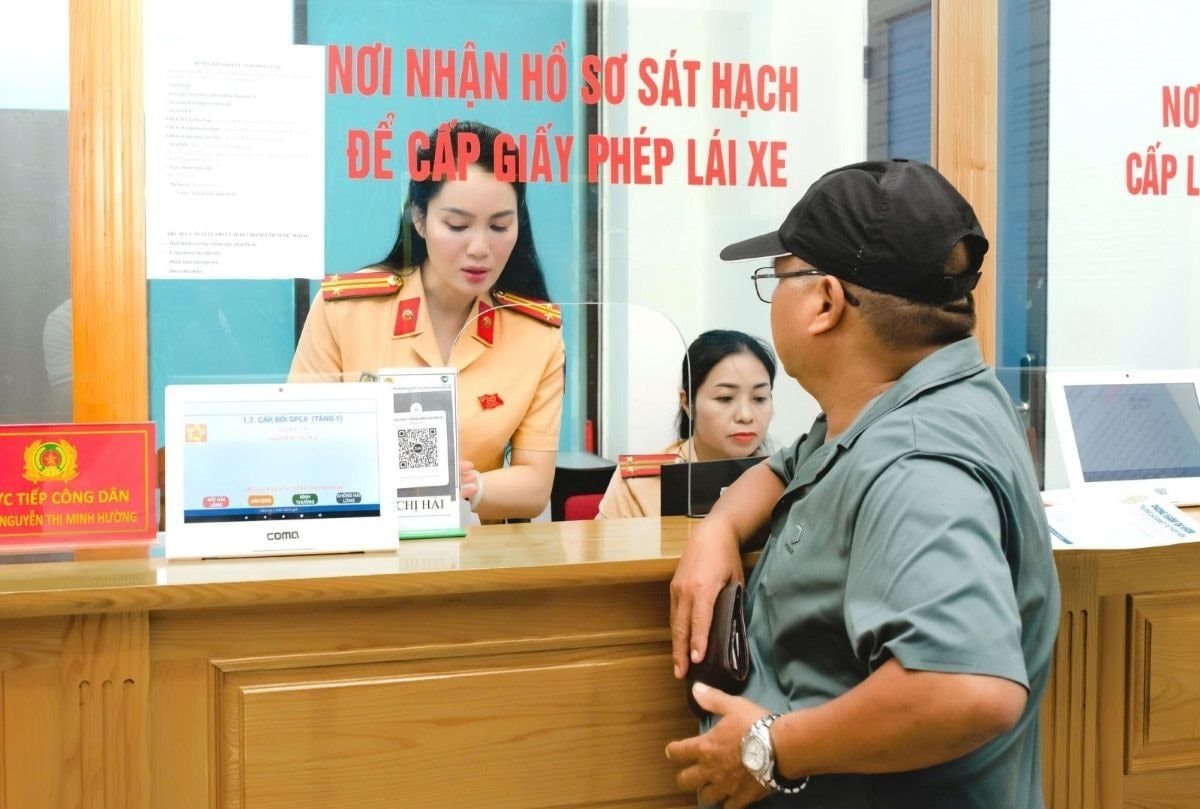 Bộ Công an đề xuất giấy phép lái xe được cấp dưới dạng điện tử, chỉ in khi người dân có nhu cầu; bỏ đơn đề nghị sát hạch, đổi giấy phép lái xe. 
